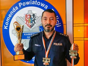 Dwa złota na Mistrzostwach Polski dla policjanta z Kamiennej Góry i zwycięstwo drużynowe reprezentacji Policji