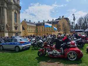 Radiowóz na tle bazyliki i motocykli