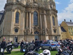 radiowóz na tle bazyliki i motocykli