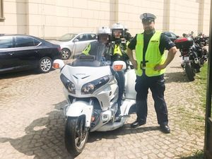 policjant ruchu drogowego przy motocyklu