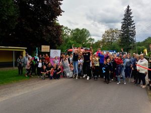 Zdjęcie grupowe uczestników festynu w Okrzeszynie