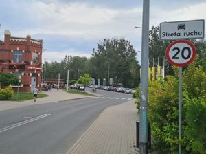 Zdjęcie przedstawia drogę przy której stoi znak &quot;strefa ruchu&quot;, a pod nim umieszczony jest znak zakazu ograniczający prędkość do 20 kilometrów na godzinę