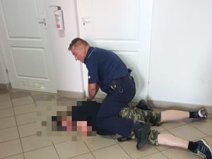 Zaatakował urzędniczki, dzięki szybkiej reakcji policjanta został obezwładniony.