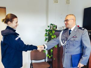 Komendant Powiatowy Policji w Kamiennej Górze gratuluje umundurowanej policjantce