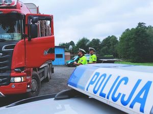 Dwóch umundurowanych czeskich policjantów kontrolujących ciężarówke