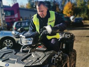 umundurowany policjant siedzący na quadzie