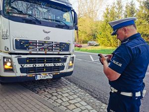 Umundurowany policjant ruchu drogowego podczas kontroli pojazdu cięzarowego
