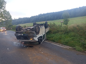 wywrócony pojazd