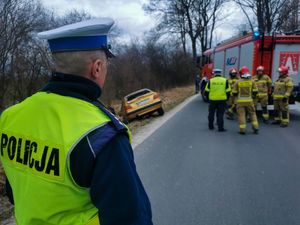 Dachowanie w Jawiszowie. Kamiennogórscy policjanci apelują - patrz na drogę!