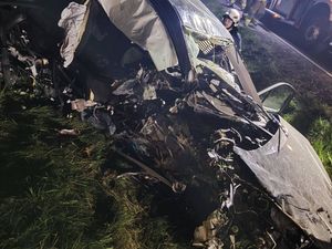 uszkodzony pojazd osobowy koloru czarnego