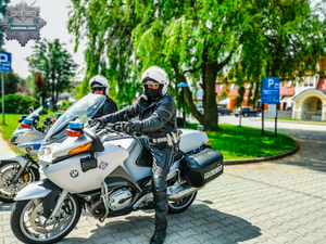 Dwóch policjantów siedzących na oznakowanych motocyklach