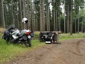 Śmiertelny wypadek na quadzie w lesie. Policjanci apelują - używaj kasku, chroń swoją głowę!