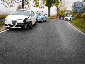 Kolizja na łuku drogi. Policjanci apelują - zwolnijcie!