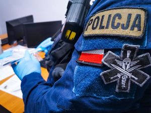 Policjant, który zabezpiecza tester narkotykowy