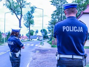 Na zdjęciu znajdują się policjantka i policjant z Wydziału Ruchu Drogowego, którzy mierzą prędkość przy przejściu dla pieszych.