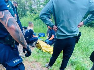 Policjanci udzielają pomocy przedmedycznej