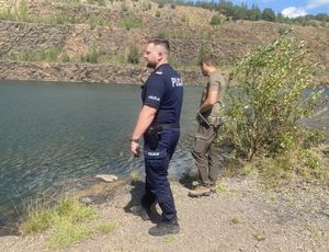 mundurowi nad zbiornikami wodnymi w powiecie kamiennogórskim