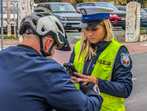 Policjantka legitymująca rowerzystę