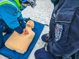 Dziecko wykonujące uciski klatki piersiowej