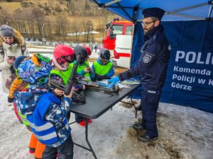 Policjant pokazuje dzieciom broń