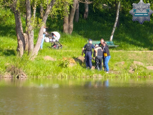 Kamiennogórscy policjanci i przechodzień uratowali życie seniora, który wpadł do wody