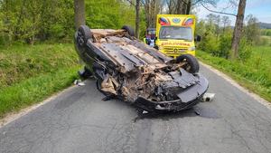 Uderzył w drzewo i dachował - policjanci apelują o ostrożność!