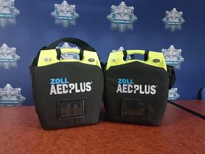 AED i odblaski dla kamiennogórskich policjantów