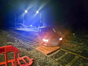 Wjechał na nieczynny przejazd i zawisł na torach