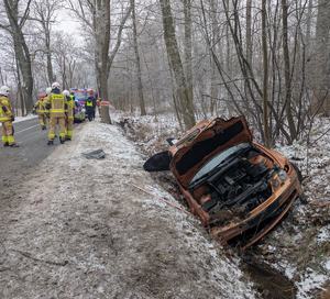 Nie dostosował prędkości do warunków i wjechał do rowu