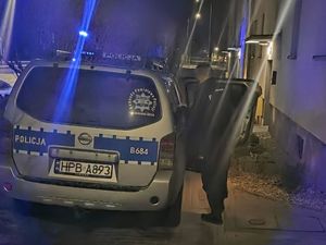 Środek nocy i zagubiona seniorka - pomogli kamiennogórscy policjanci