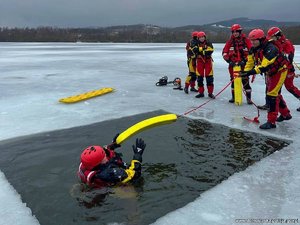 Gdy pęka lód – liczy się współpraca. Szkolenie kamiennogórskich policjantów z WSR