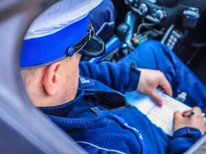 Ukradł buty, uciekając potknął się i wpadł w bok przejeżdżającego samochodu