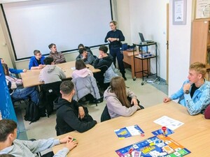 Bezpieczna praca za granicą - policjantka ostrzega młodzież przed handlem ludźmi