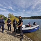 Dwoje funkcjonariuszy z Komisariatu Wodnego Komendy Wojewódzkiej Policji we Wrocławiu oraz dwaj funkcjonariusze z Komisariatu Policji w Lubawce podczas wspólnego patrolu na zbiorniku wodnym w Bukówce