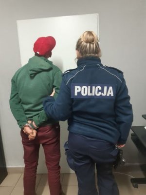 policjantka wraz z zatrzymanym podczas czynności w Komendzie Policji