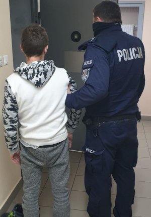 Kolejny poszukiwany tym razem pod wpływem alkoholu zajmował się dwójką swoich dzieci. Próbował ukryć się przed policjantami w piwnicy.