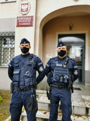 policjanci z komisariatu policji w Lubawce przed komisariatem w Lubawce
