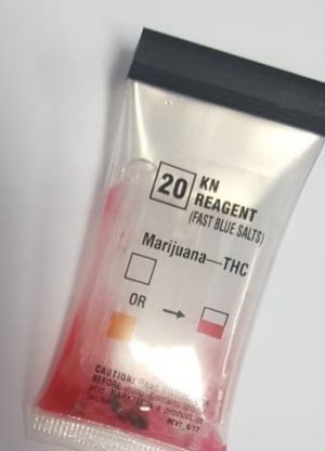 Tester narkotykowy zabarwiony na kolor czerwony