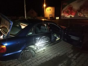 pojazd zatrzymany przez policjantów w pościgu z widocznymi uszkodzeniami