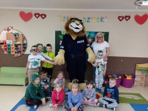 Spotkanie dzieci z policjantami w Szkole Podstawowej w Szarocinie